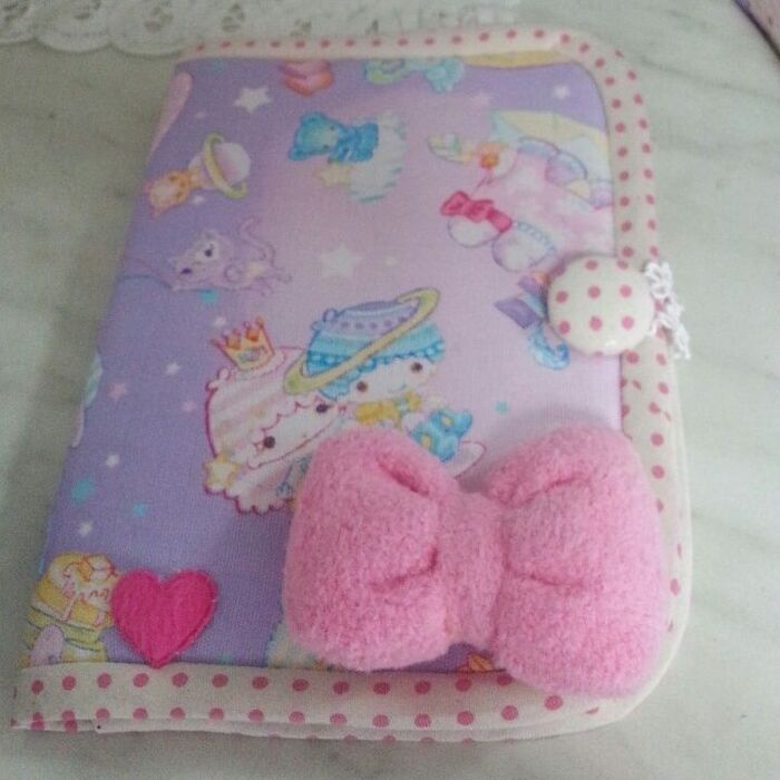 仕上げにくるみボタンを作って縫いとめる