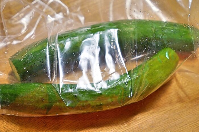 ②端を切り落としたきゅうりをポリ袋に入れます