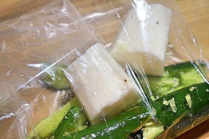 ④更に長芋をポリ袋に入れる