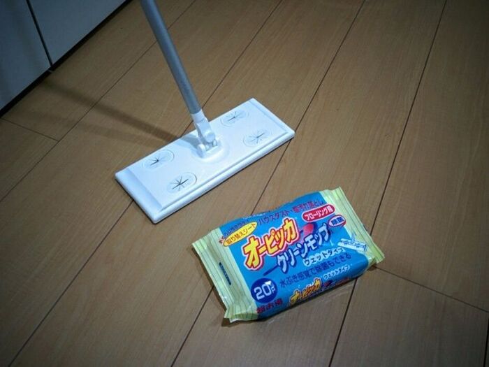 ウエットタイプのフローリングワイパーで床を拭く