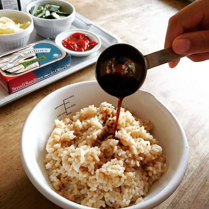 炊いたごはんに味付けします