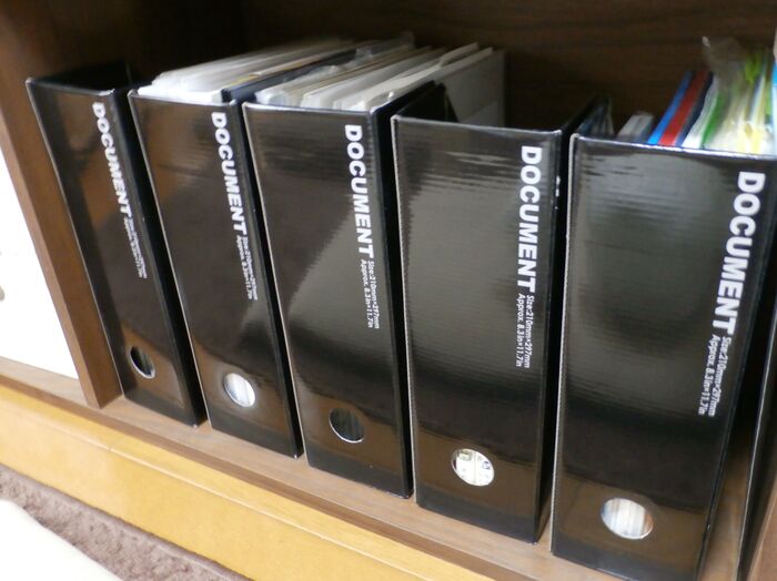 ここは、予備のものと契約書など