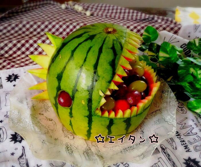 【スイカアート】丸ごと使って恐竜・ゴジラ風フルーツ