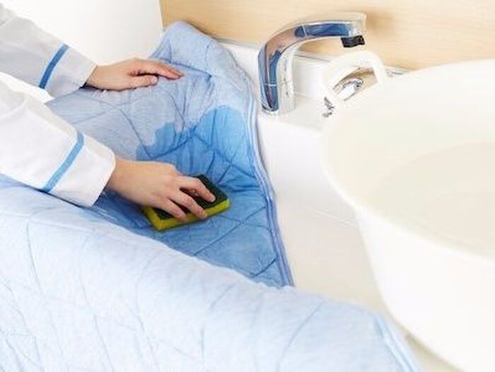 Step4. 汚れに洗剤液をなじませる