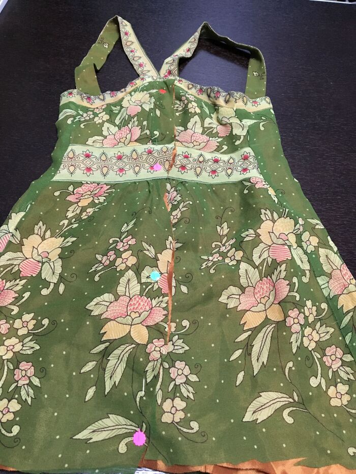 このようにマチ針で留めてから縫う。