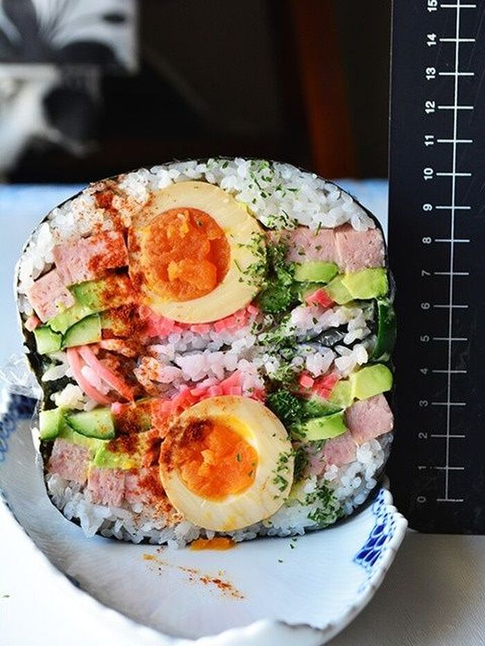 アボカドとスパム。女子目線のわんぱくおにぎらず