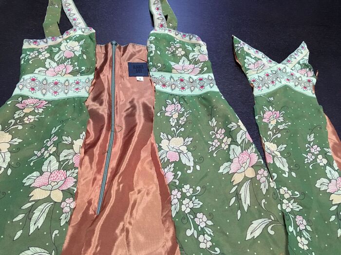 ワンピースの方は、中心をカットして詰める。