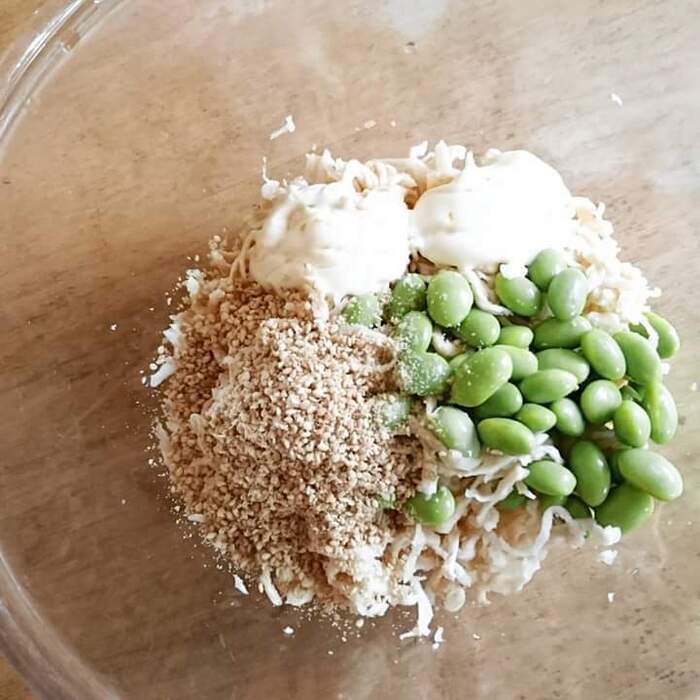 切り干し大根を水で戻し、冷凍枝豆を流水で溶かします