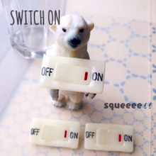 【ハンドメイド】電源スイッチのキュートなプラバンブローチ