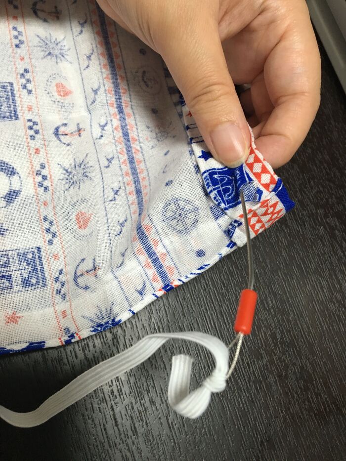 切れ目を入れてゴム紐を通すの
