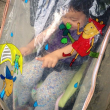 絵本の世界と一緒にお出かけ♪ベビーカーのレインカバーに絵を描いてイヤイヤ対策!