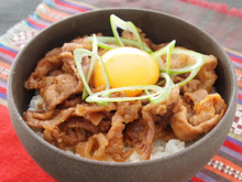 夏バテ対策!スタミナメニュー「豚の生姜焼きスタ丼」