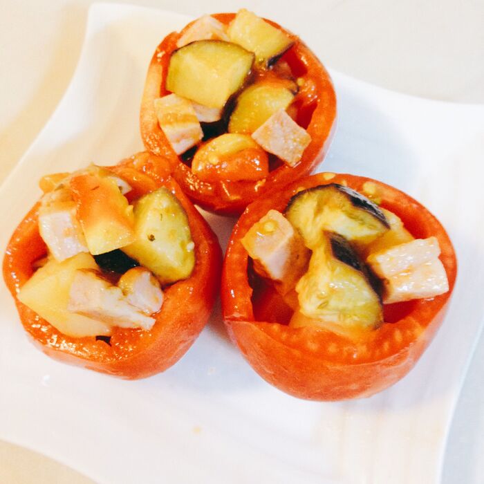 ③トマトに野菜を詰めます