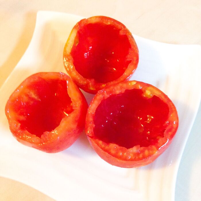 ①トマトをくり抜きます