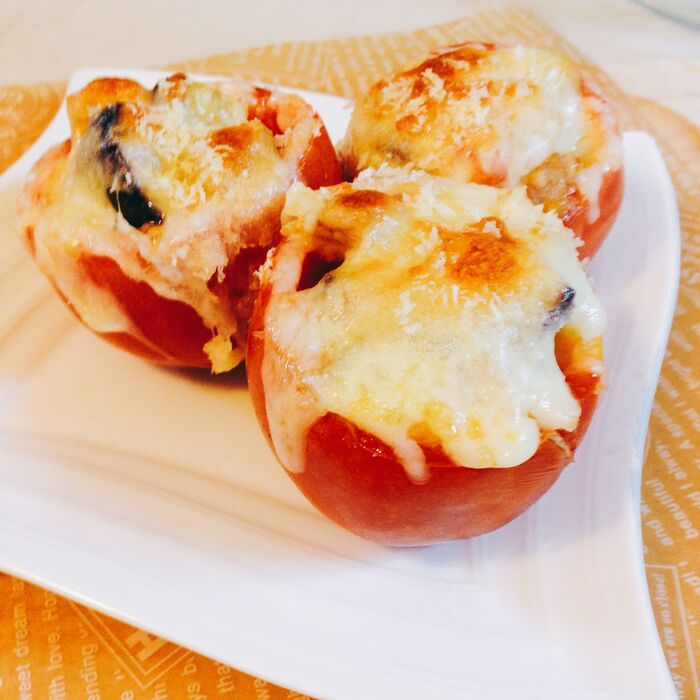夏野菜たっぷり!チーズがとろっ!トマトを焼いて「トマトボート」