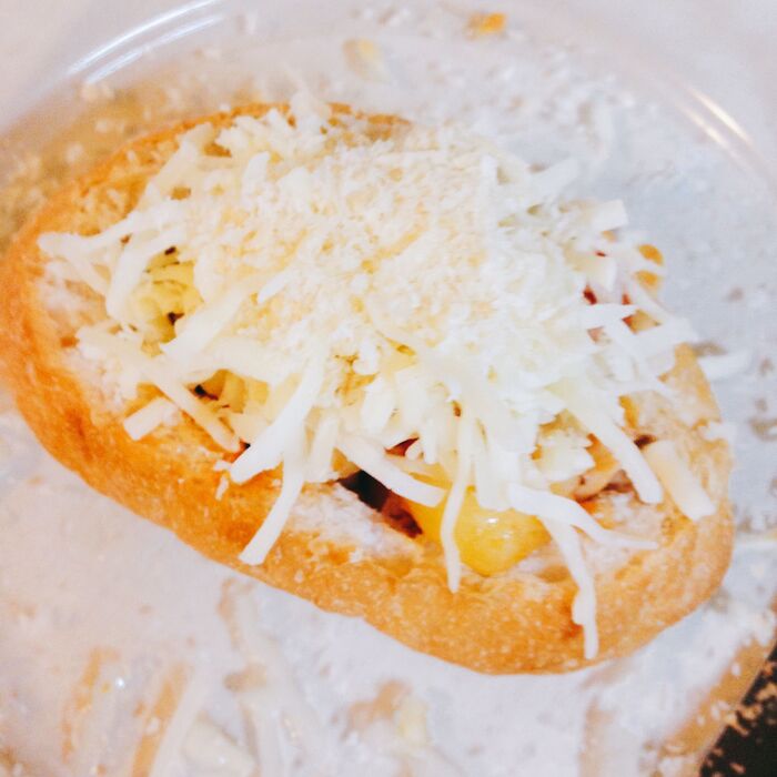 チーズをのせて焼きます