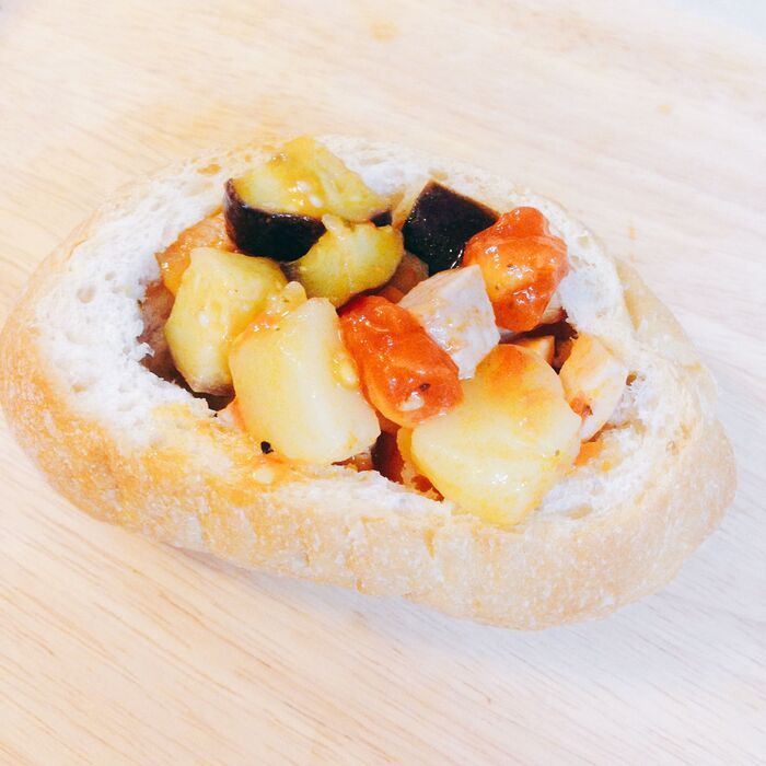 パンに野菜を詰めて