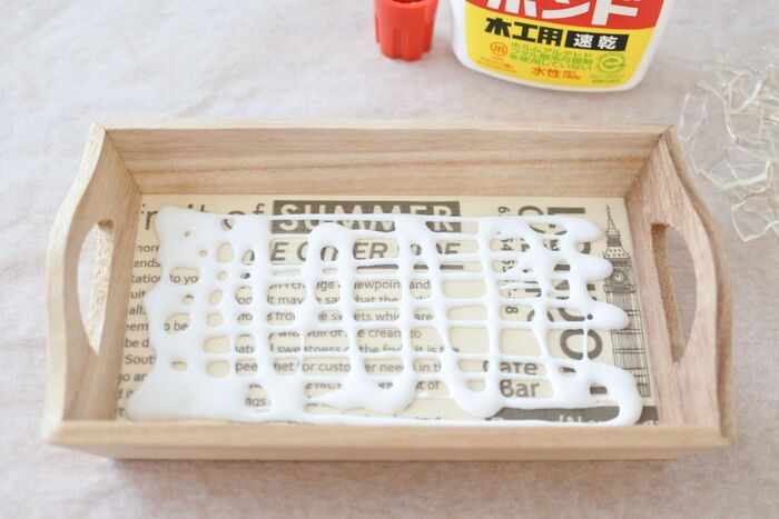 ⑤トレーにボンドを広げます