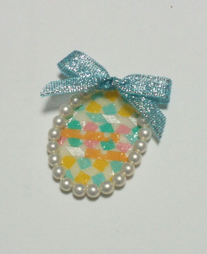 リボンとブローチピンを貼って完成