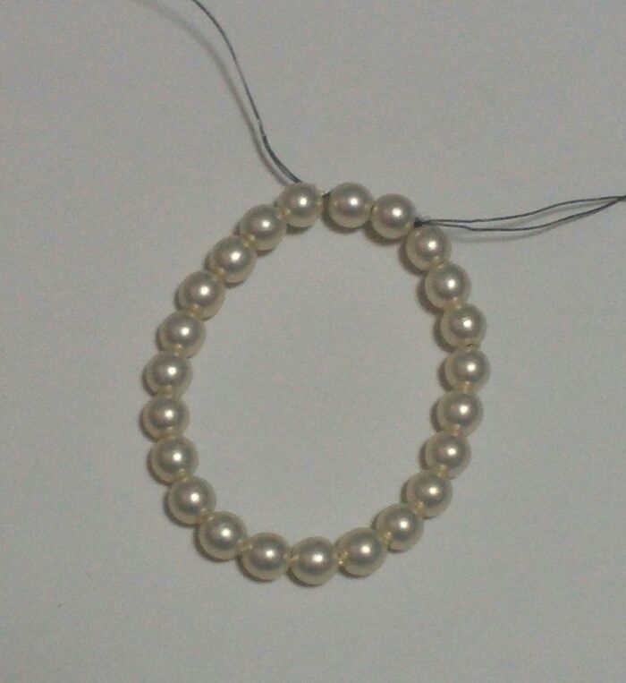 ワイヤーにパールを通します