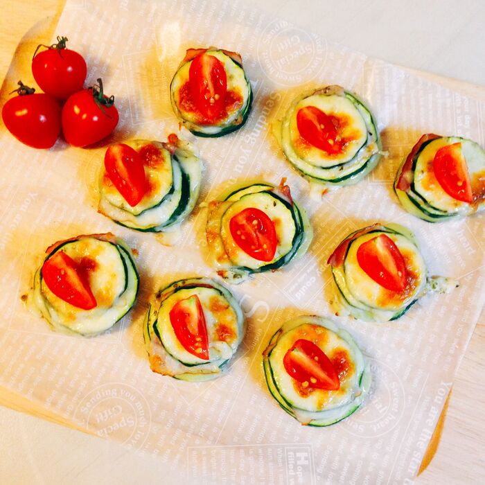 切って重ねて焼くだけ!ケーキみたいな「ズッキーニの重ね焼き」