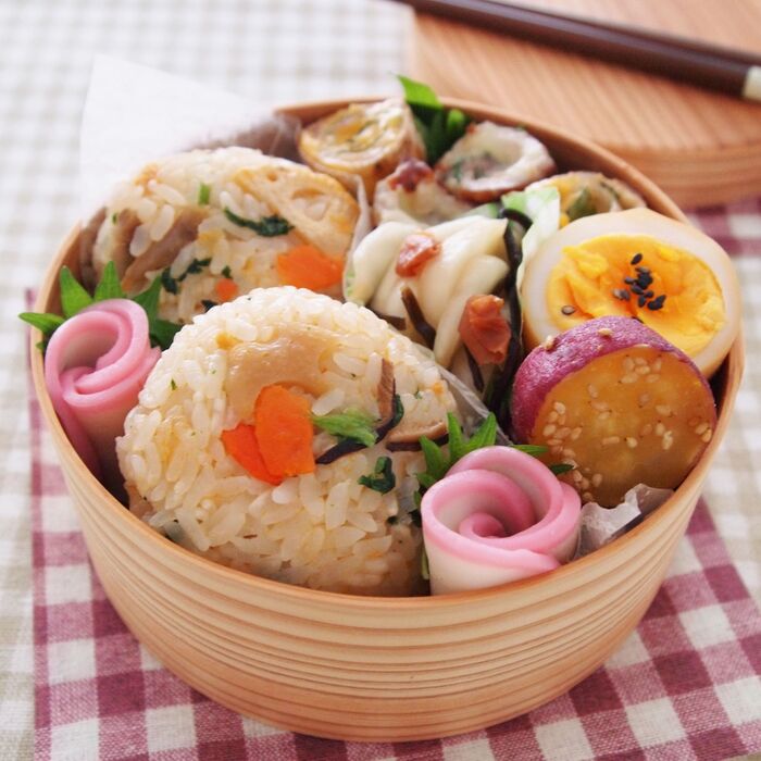 食欲の秋に食べたい!お弁当レシピ「鮭と根菜ごはんのおにぎり弁当」