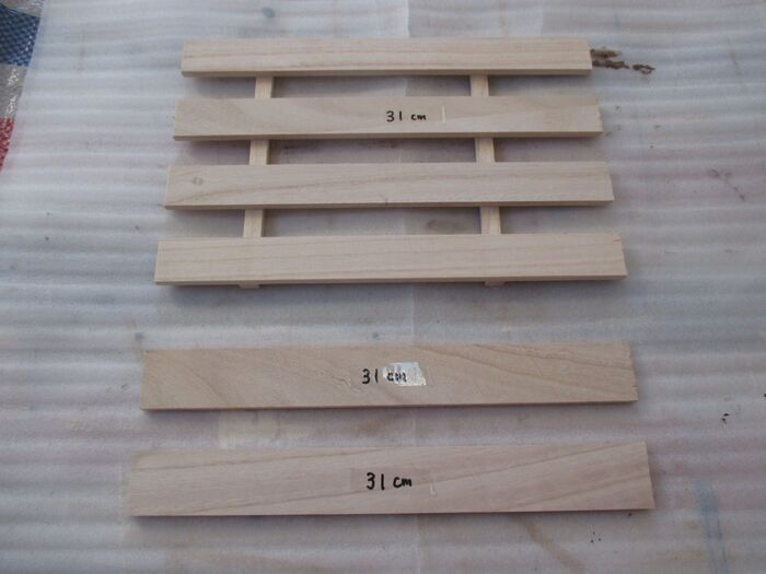 ②すのこ、木製角材２本を３１センチにカットする。