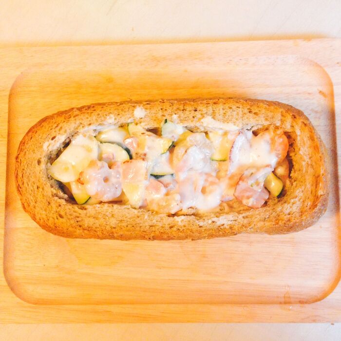 パンにグラタンを詰めます