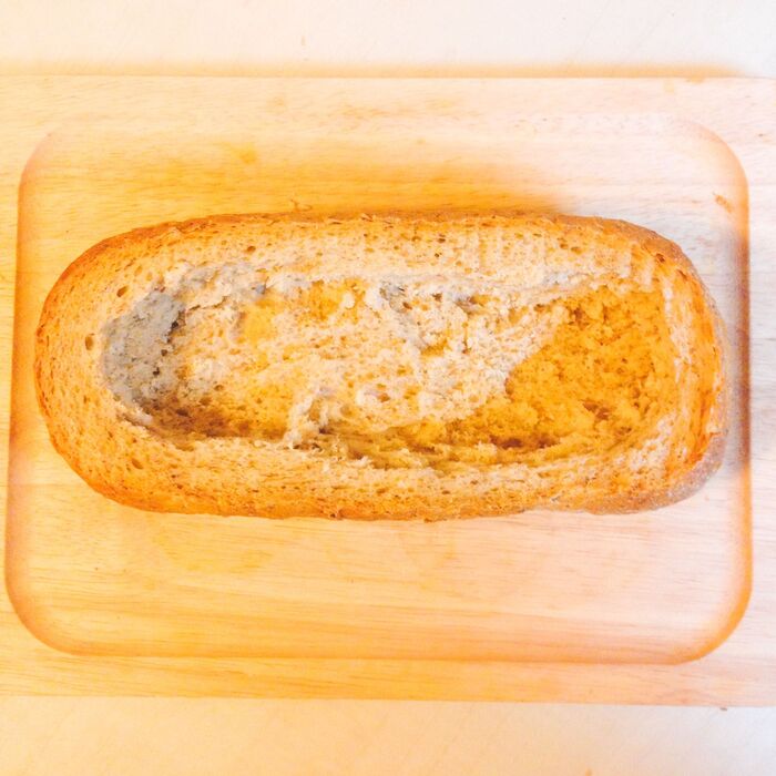 パンの中身をくり抜きます
