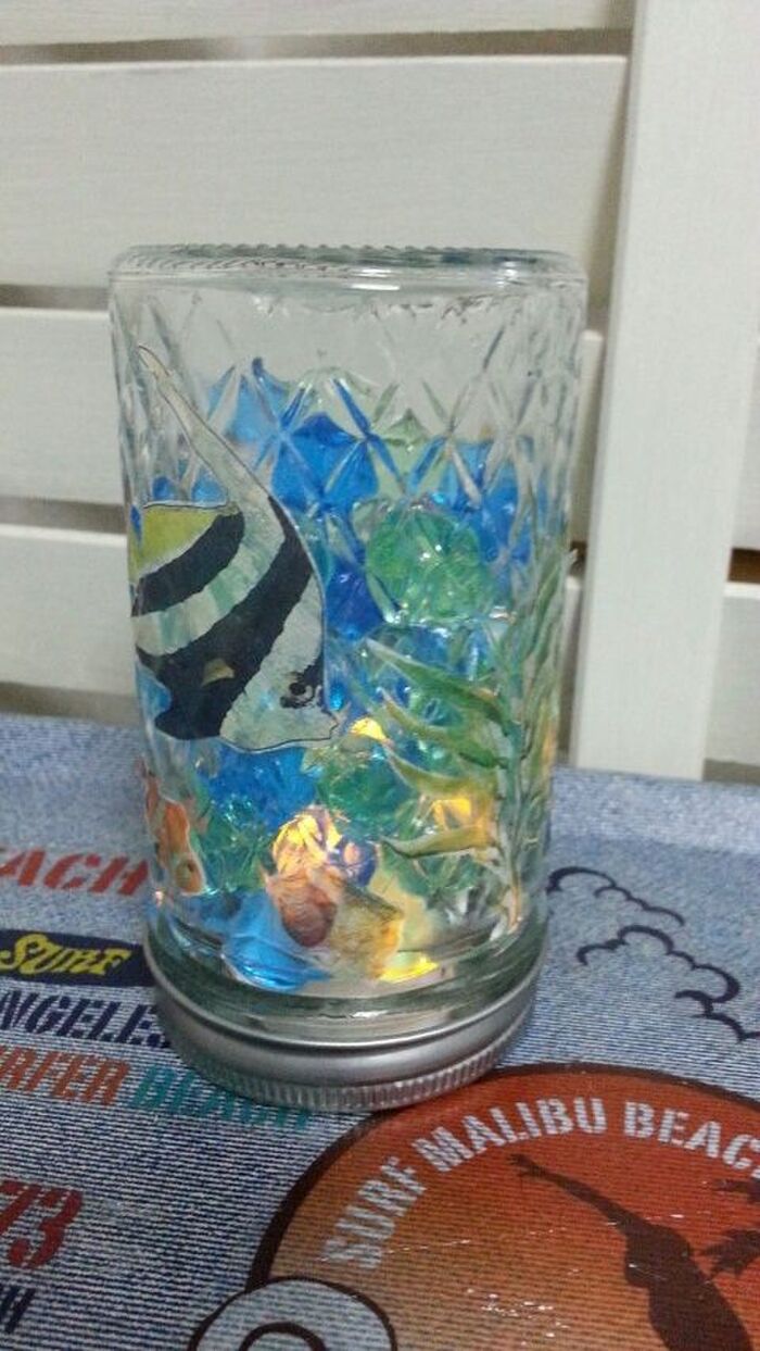 100均のガラスびんにデコポッジ!ライトつきアクアリウムをDIY