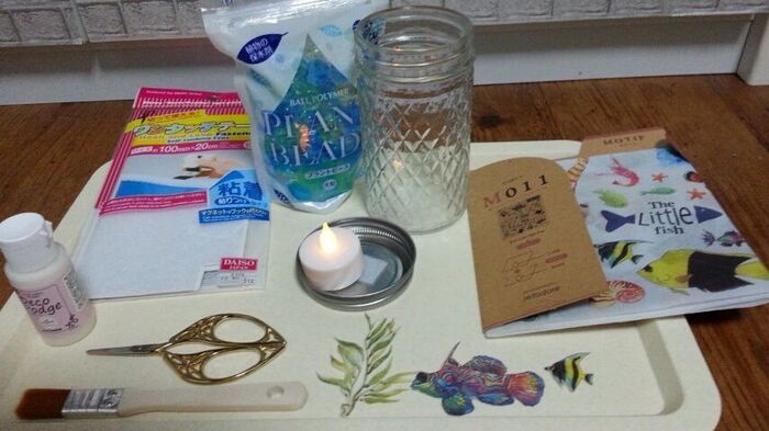 ガラスジャーに魚柄を切って貼る