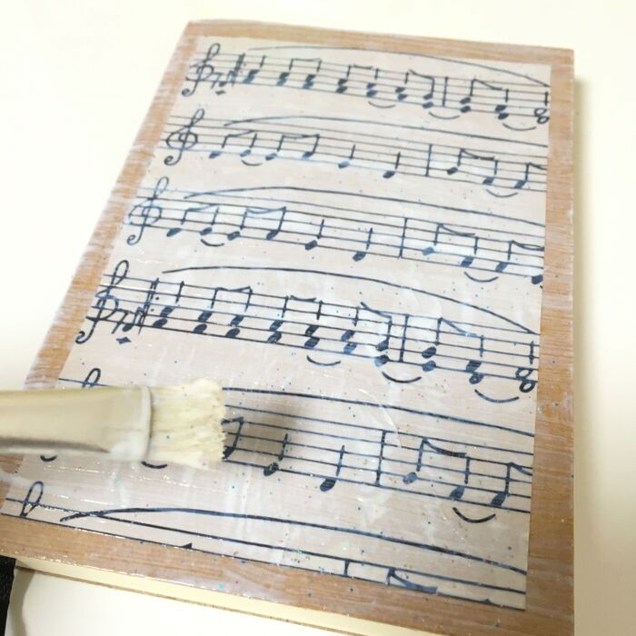 ラメ入りののりを塗ります