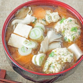 野菜が高い今活躍!「 豆苗」を使った具だくさんみそ汁