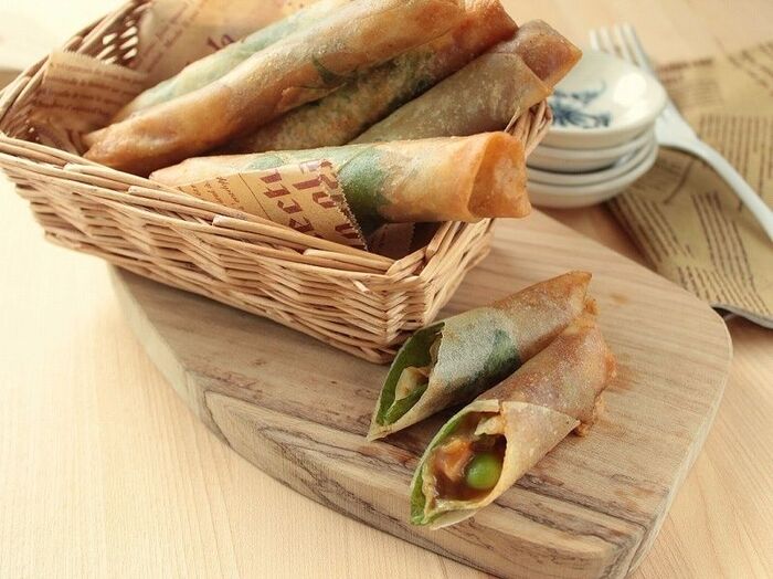 フィリングはボンカレーにお任せ! 枝豆とソーセージのスティックカレー春巻き