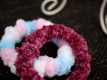 誰でも簡単!100均の毛糸とストローを使って、簡単シュシュの作り方