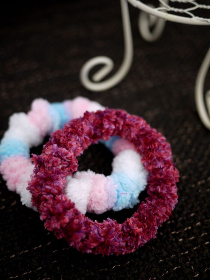 誰でも簡単!100均の毛糸とストローを使って、簡単シュシュの作り方