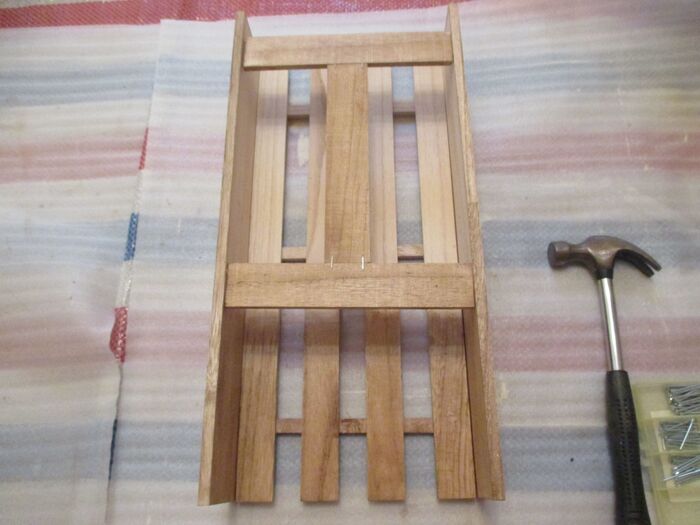 ⑦写真のようにくぎでつなげる。