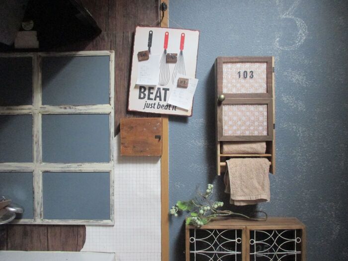 フレームにかわいい紙を入れて見せない収納ですっきりと!