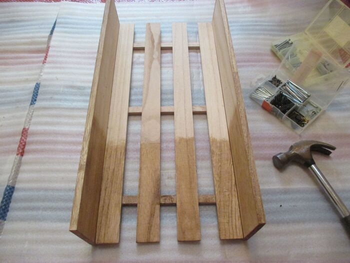 ⑤両サイドに木板をくぎでつける。