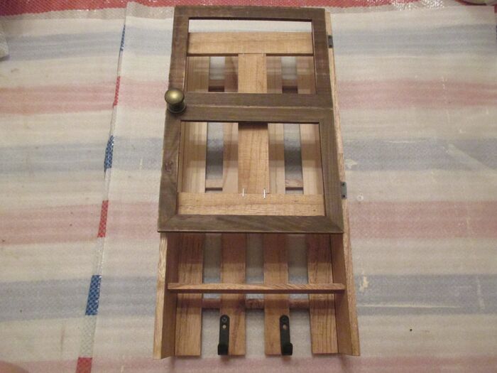 ⑧扉に取っ手をつけ、蝶番をつける。