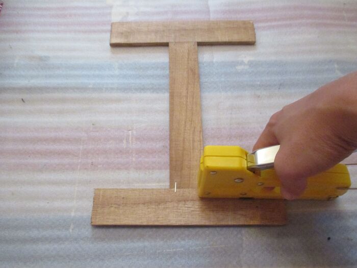 ⑥写真のように、20センチ角材を3本、タッカーでつなげる。