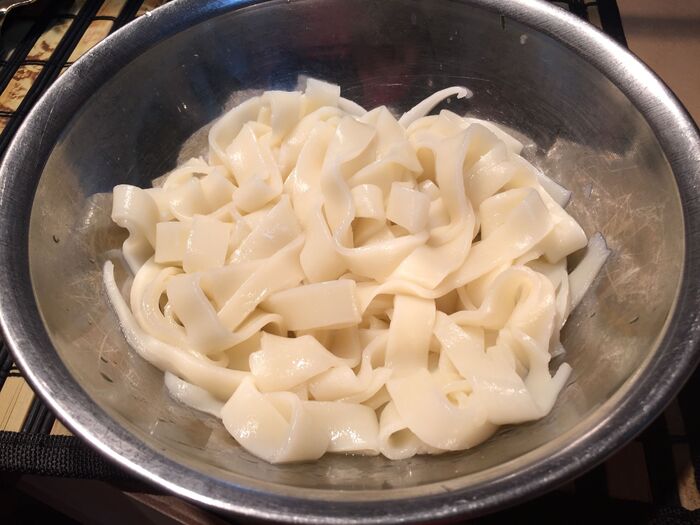 うどんを用意します。