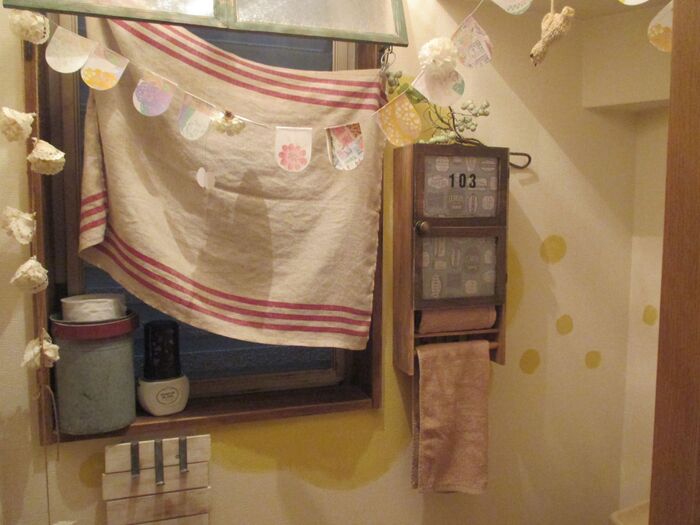 トイレ、洗面所、キッチンで大活躍!100均すのこで! タオル収納扉♡