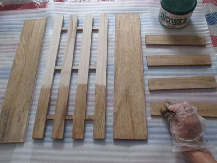 ③ブライワックスを台所用スポンジでぬる。