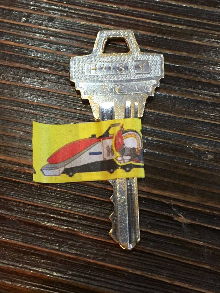 鍵にマスキングテープを貼ります