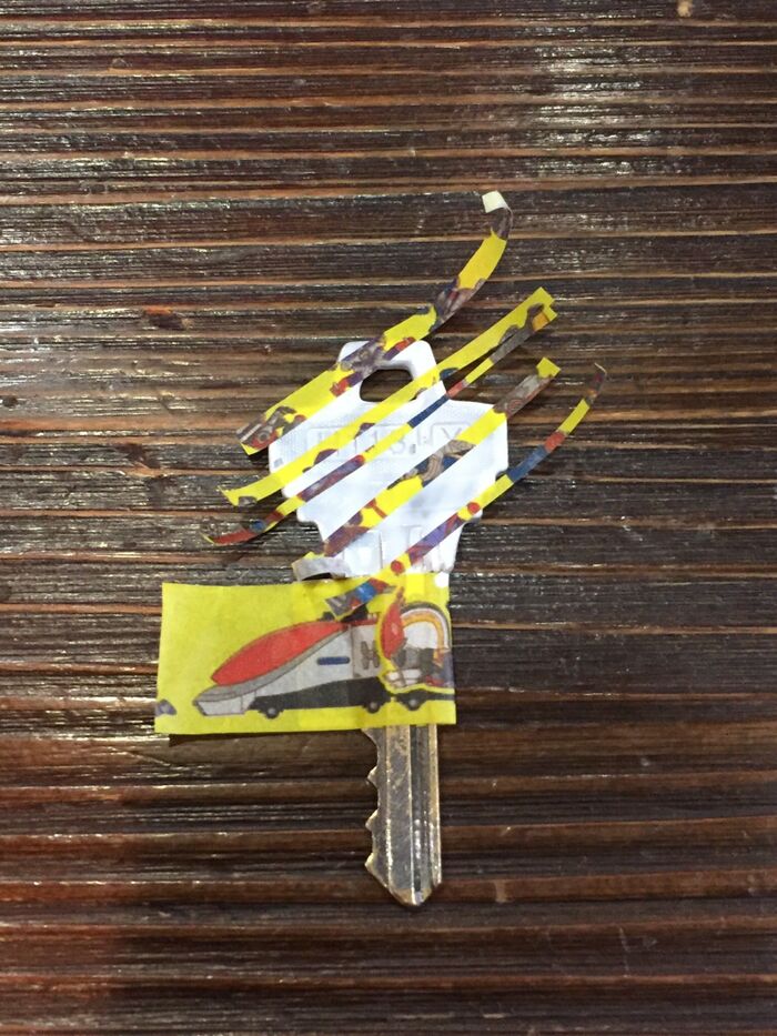 マスキングテープを鍵に貼ります。