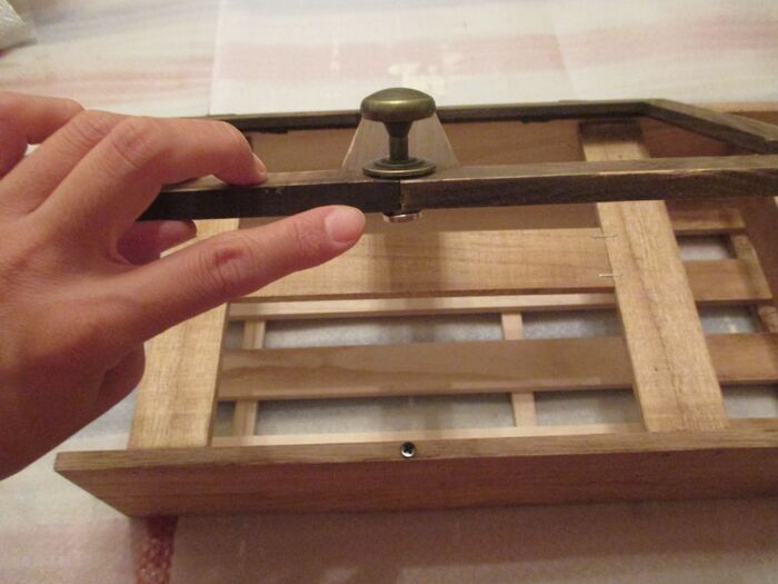 ⑨開閉部分に、磁石を強力接着剤でくっつける。