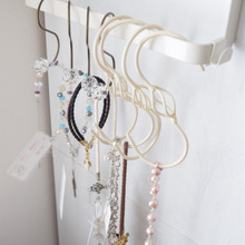 S字フックでショップ風ディスプレイ