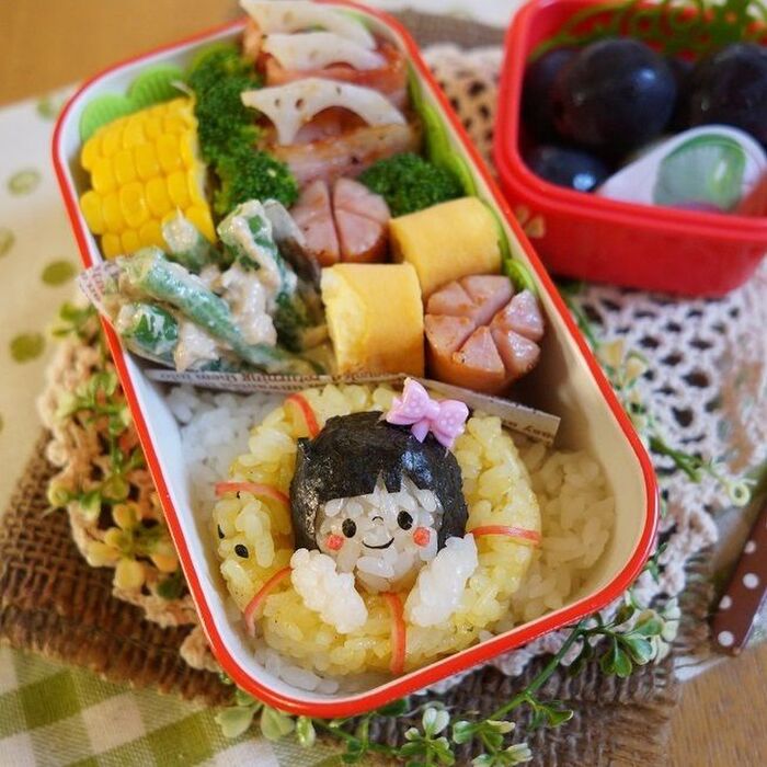 夏の思い出をキャラ弁に☆女の子が浮き輪にプカプカ