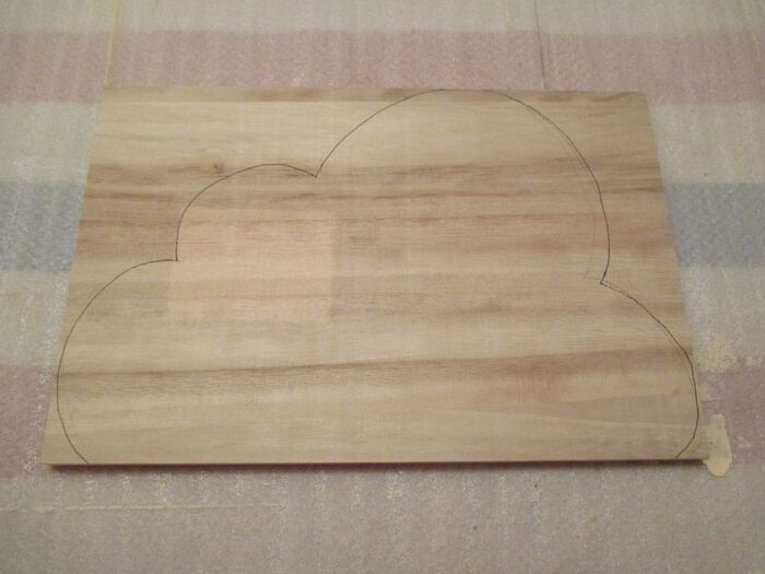 作り方①木板に雲の形を書く。